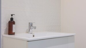 Bathroom - Nice bright flat with Bordeaux stone for 2p (Bordeaux)