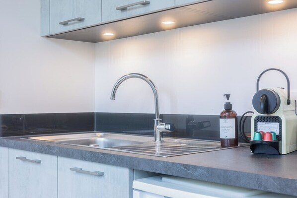 Coffee/tea maker, fridge, microwave, oven