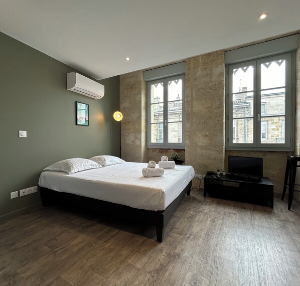 1 slaapkamer, een strijkplank/strijkijzer, wifi, beddengoed