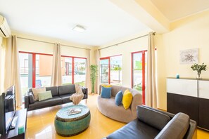 Villa | Living area - Villa in Albufeira Near sea Beach (Albufeira)