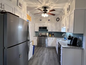 冰箱、微波炉、烤箱、洗碗机