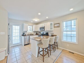 Fridge, microwave, oven, dishwasher - Spacious Townhouse near Cape May Harbor (Cape May)