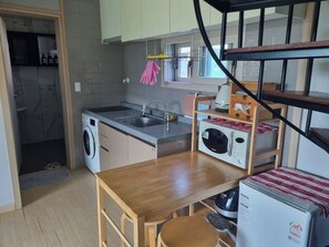 Een koelkast, een microgolfoven, een broodrooster