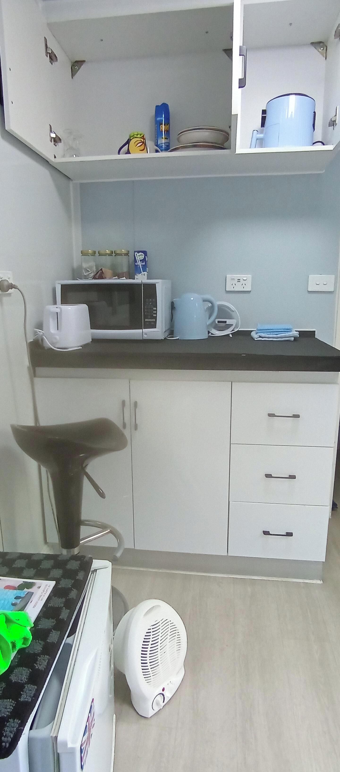 Refrigerador, microondas, tetera eléctrica y tostadora 