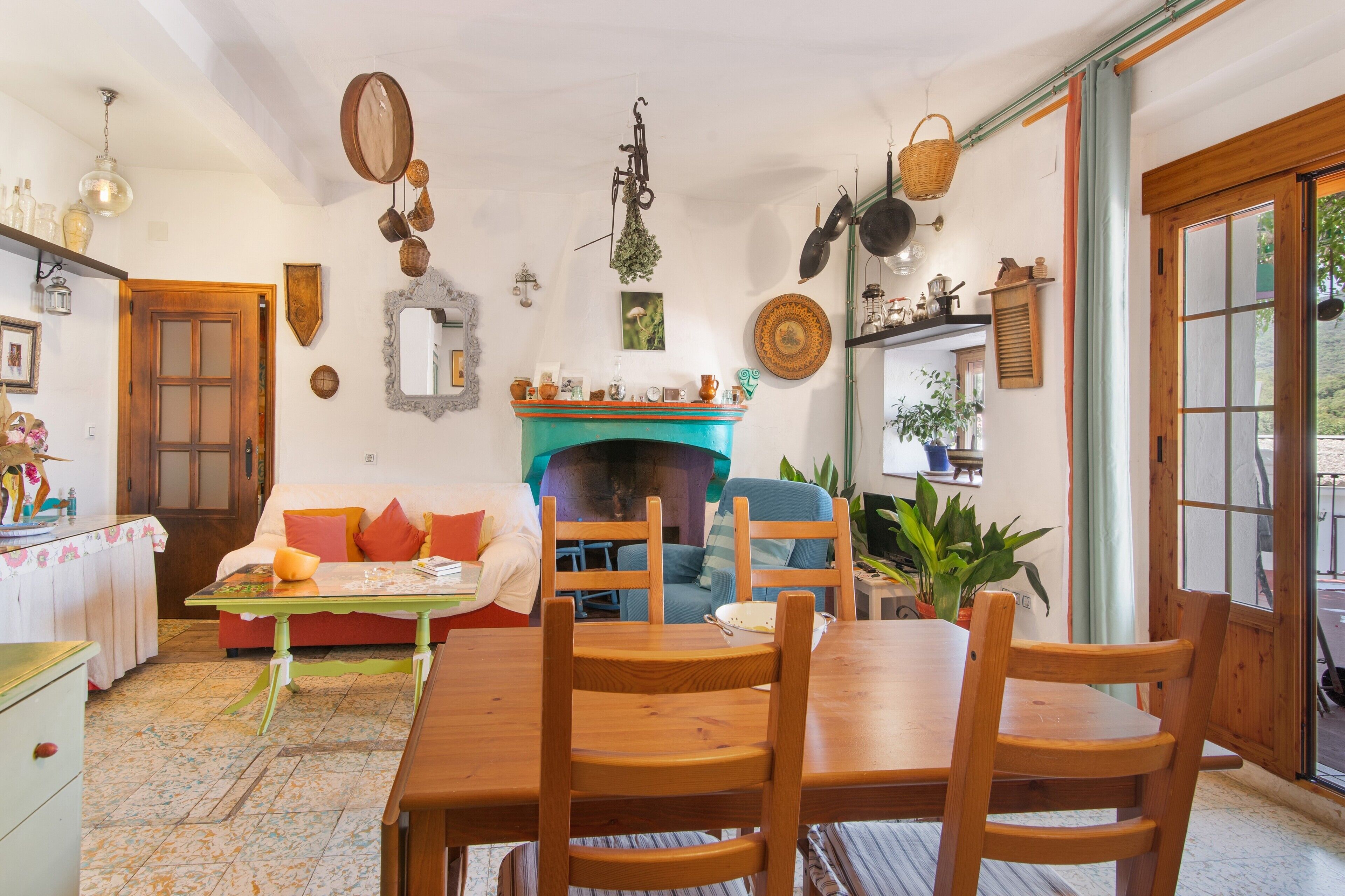 Una sala de estar acogedora con chimenea, muebles de madera y un comedor.