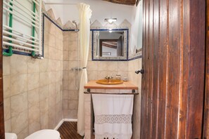 Douche, sèche-cheveux, serviettes fournies