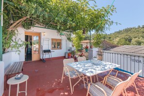 Outdoor dining - Country House 'La Rana Verde De Arriba' with Mountain View, Private Terrace and Wi-Fi (Los Romeros)