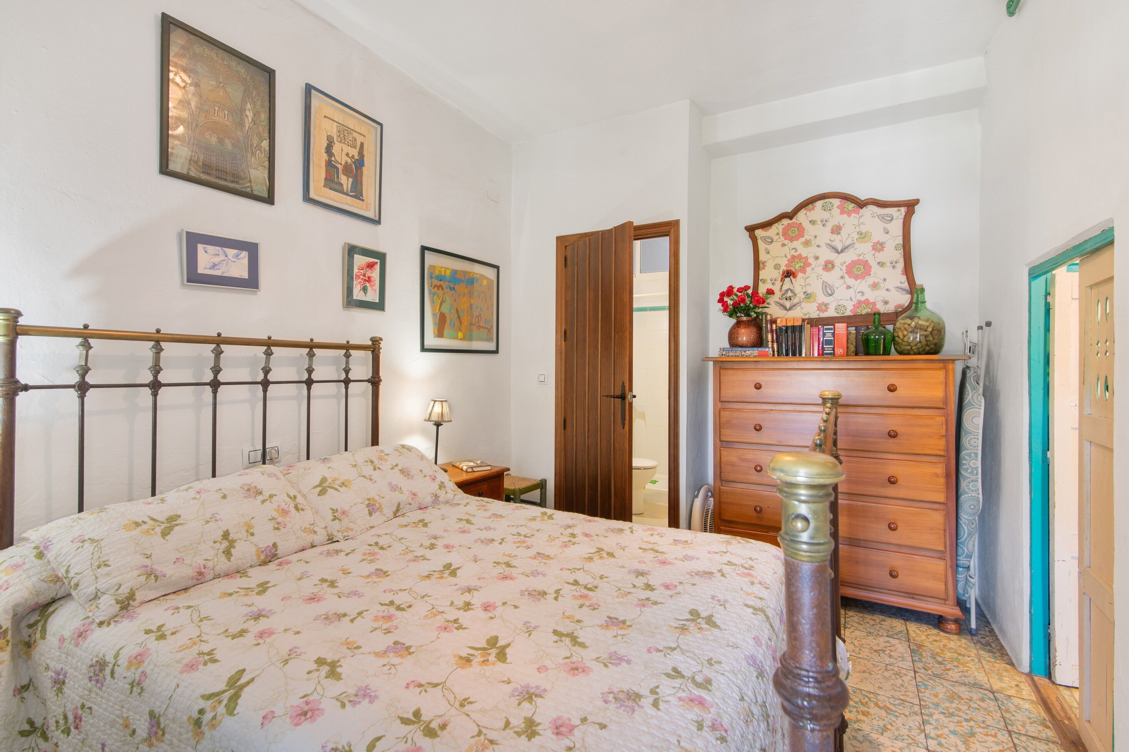 3 makuuhuonetta, silitysrauta/-lauta, ilmainen Wi-Fi, vuodevaatteet