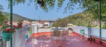Country House 'La Rana Verde De Arriba' with Mountain View, Private Terrace and Wi-Fi