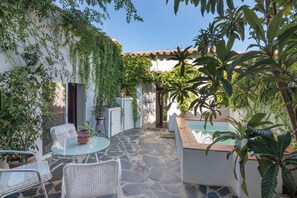 Outdoor dining - Country House 'La Rana Verde De Abajo' with Mountain View, Private Pool and Wi-Fi (Los Romeros)