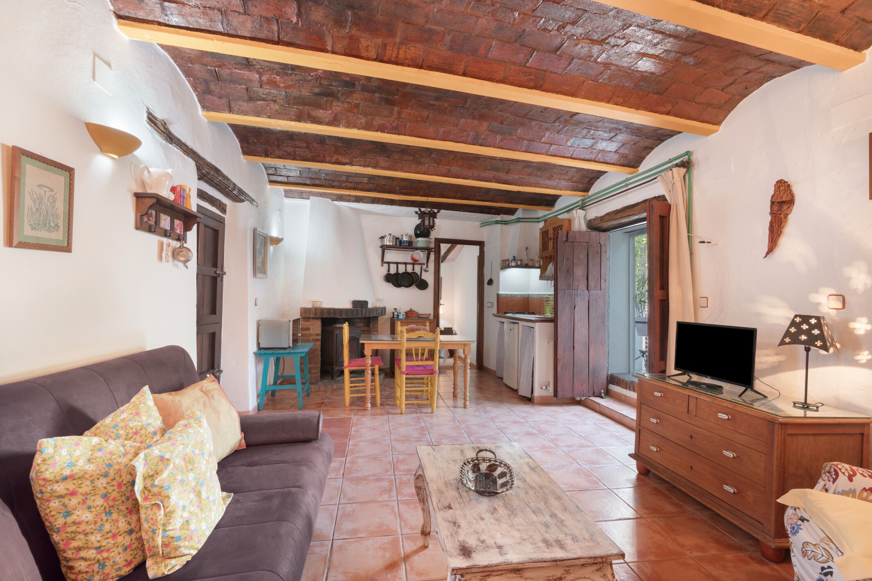 Een televisie en een open haard