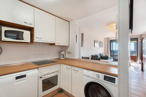 Køleskab, mikrobølgeovn, ovn, kogeplade