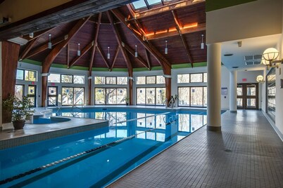 Woods Resort and Spa: Cozy 2-Bedroom Condo in Killington, VT with Ski, Tennis, and Pool Access