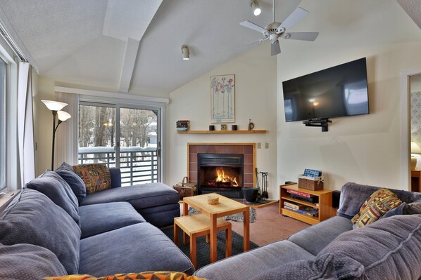 Smart TV y chimenea 