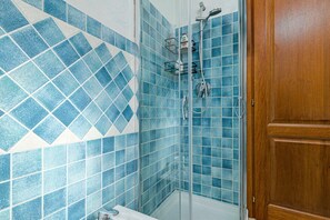 Douche, serviettes fournies