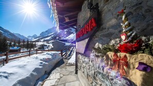 Camino cubierto de nieve que conduce a un edificio con un cartel que dice 'RITHEMISIA'.