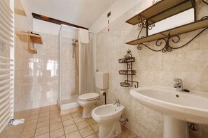Bathroom - Room 'Camera 9' with Shared Terrace and Wi-Fi (Rhêmes-Notre-Dame)