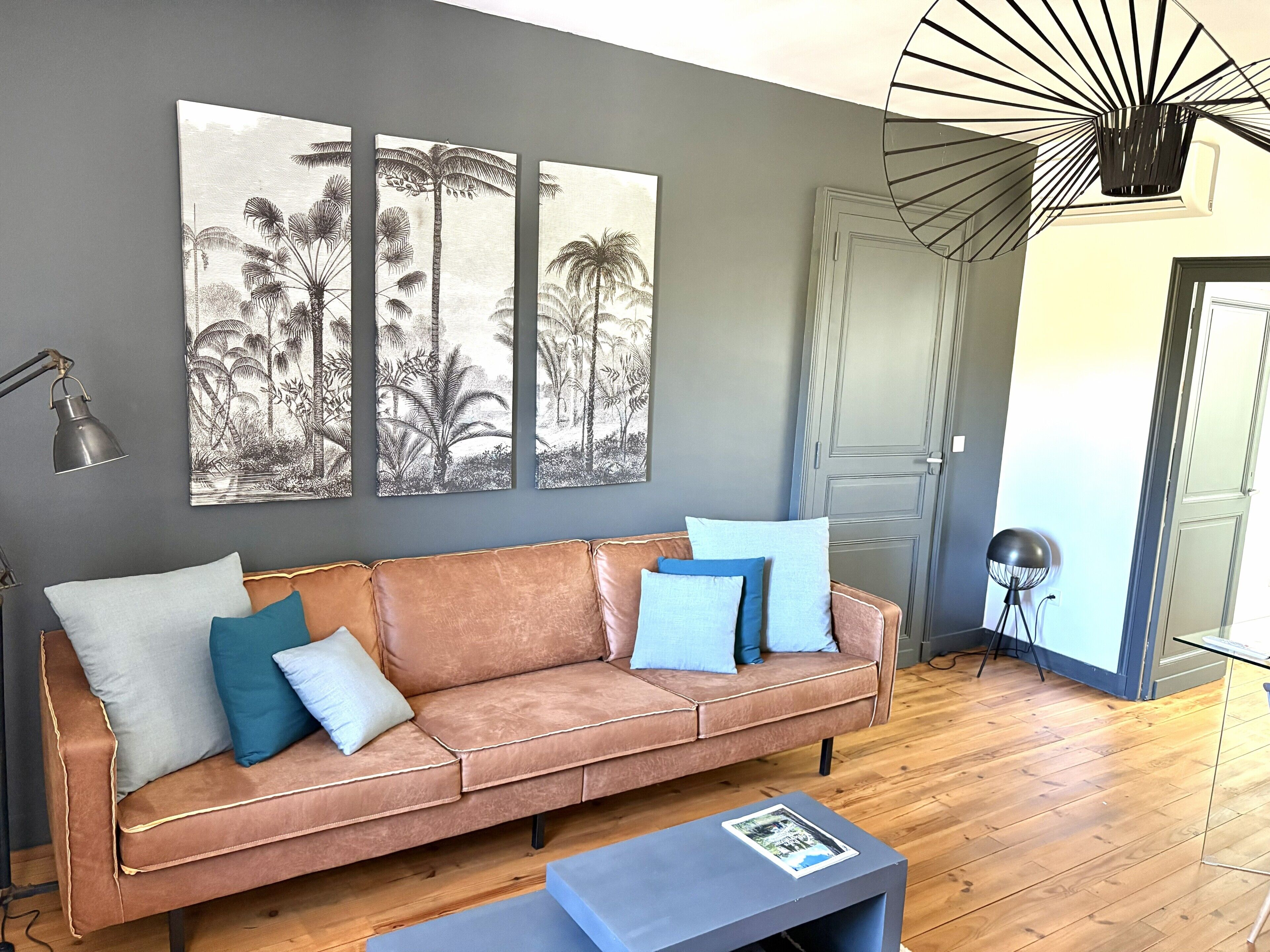 Een televisie en een open haard