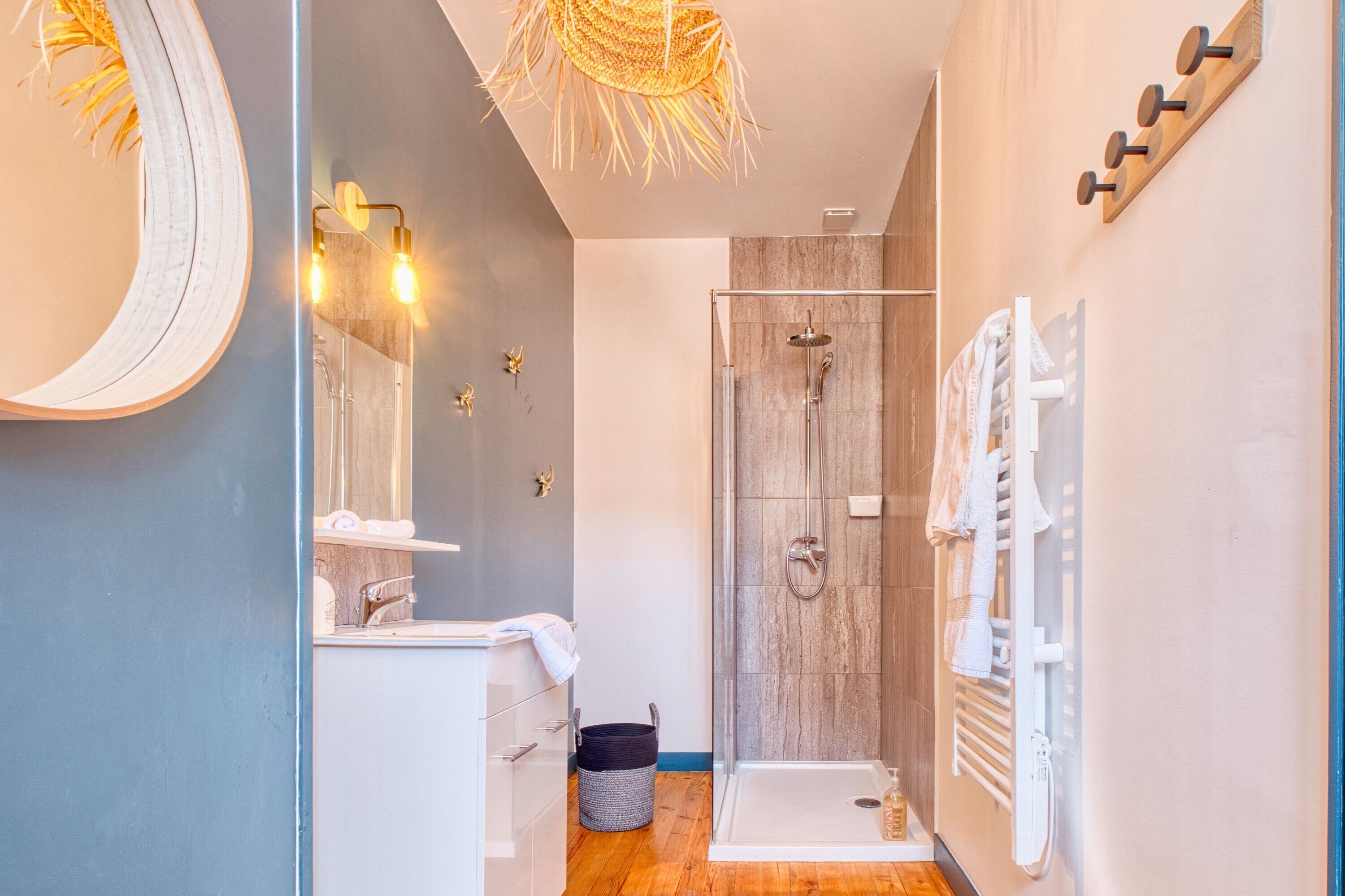 Shower, hair dryer, towels