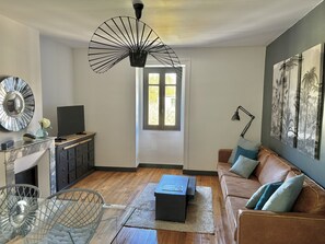 TV, fireplace - Charming Air-Conditioned Apartment in Eymet, Ideal for 4 People. Comfort and Serenity Guaranteed (Eymet)