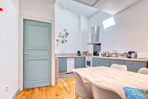 Fridge, microwave, oven, stovetop - Cosy Apartment in Eymet - Air Conditioned for 4 people - Trois Cles (Eymet)