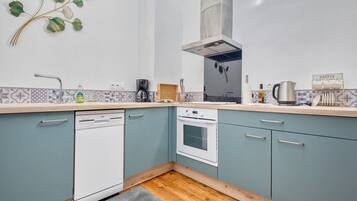 Een koelkast, een magnetron, een oven, een kookplaat