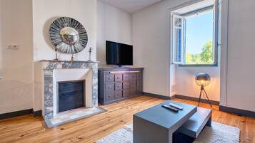 Een televisie en een open haard