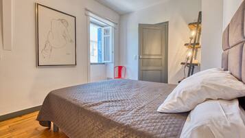 2 slaapkamers, een strijkplank/strijkijzer, gratis wifi, beddengoed