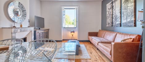 Televisión y chimenea