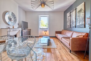 TV, fireplace - Cosy Apartment in Eymet - Air Conditioned for 4 people - Trois Cles (Eymet)