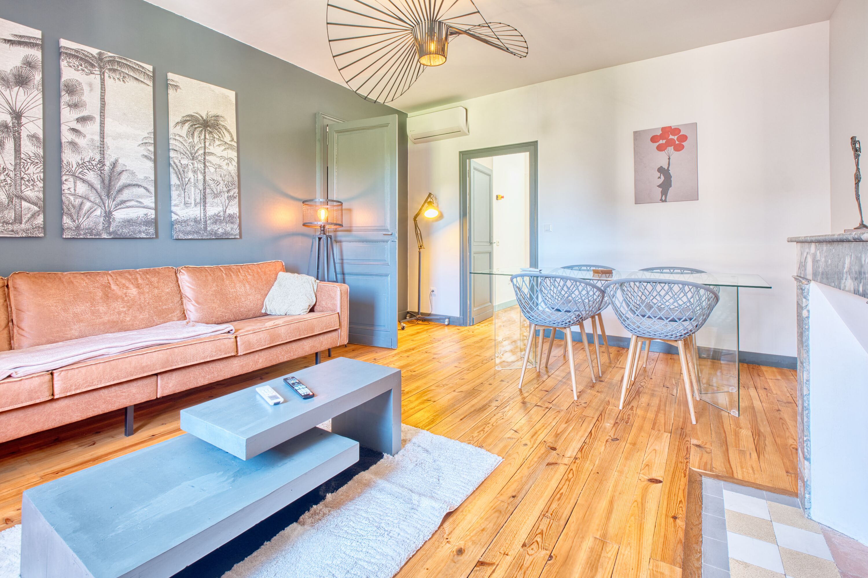 Televisión y chimenea 