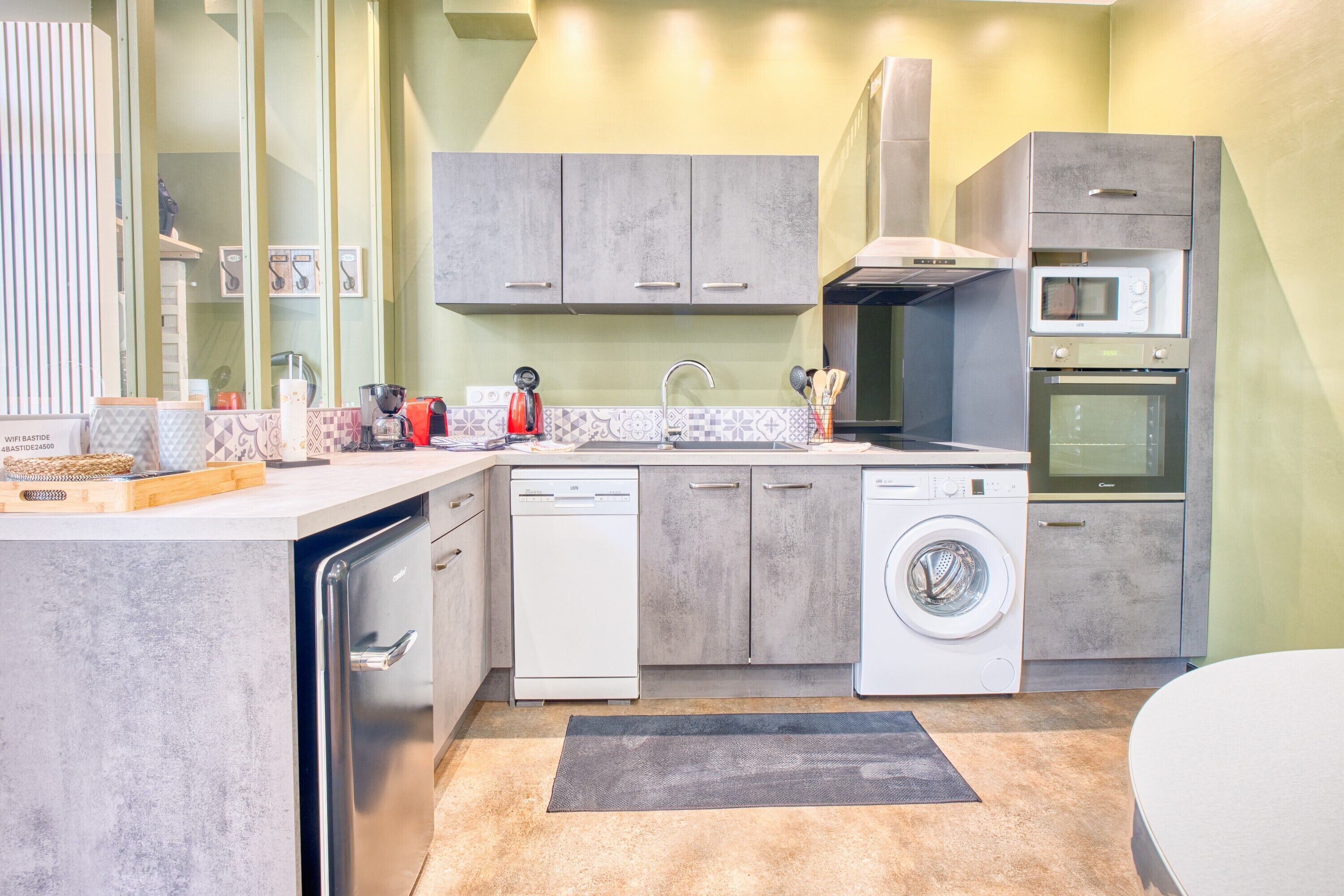 Réfrigérateur, micro-ondes, four, plaque de cuisson