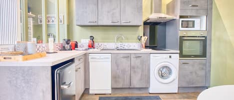 Refrigerador, microondas, horno y parrilla de estufa