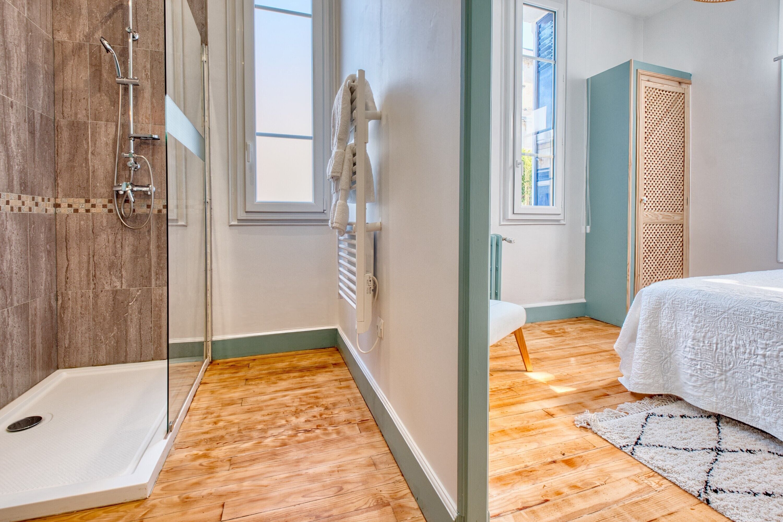 Shower, hair dryer, towels