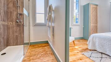 Shower, hair dryer, towels