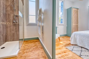 Regadera, secadora de cabello, toallas 