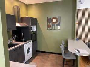 Fridge, microwave, oven, stovetop - Cosy Apartment in Eymet – Air-Conditioned, for 2 People - Trois Cles (Eymet)