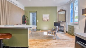 Une cuisine moderne avec un plan de travail en bois, une table de salle à manger ronde, une chaise et un radiateur.