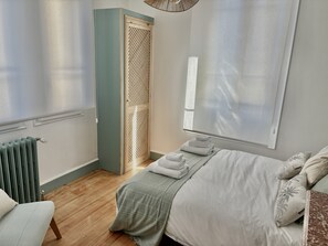 1 habitación, tabla de planchar con plancha, wifi gratis y ropa de cama 