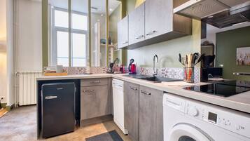 Een koelkast, een microgolfoven, een oven, een kookplaat