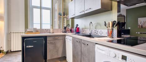 Réfrigérateur, micro-ondes, four, plaque de cuisson