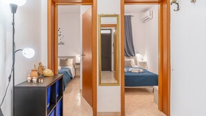 Ein Hotelzimmer mit Bett, Nachttisch, Lampe und Spiegel.