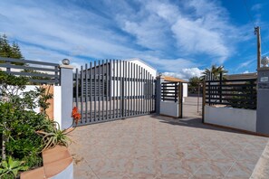 Property grounds - Apartment 'Casa Gardenia Seafront for 6' with Sea View, Wi-Fi and Air Conditioning (Santa Maria del Focallo)