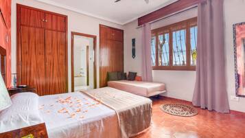 3 soverom, strykejern/-brett, wi-fi (inkludert) og sengetøy