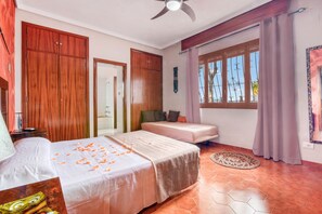 3 bedrooms, iron/ironing board, free WiFi, bed sheets