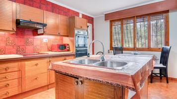 Een koelkast, een magnetron, een oven, een kookplaat