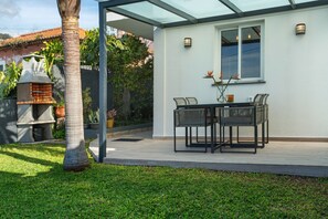 Outdoor dining - Cottage 'Capelos' with Sea View, Private Garden and Wi-Fi (Funchal)