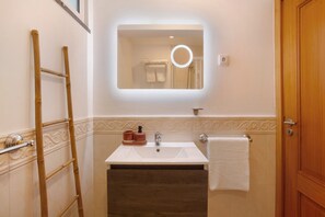 Shower, hair dryer, towels - Cottage 'Capelos' with Sea View, Private Garden and Wi-Fi (Funchal)