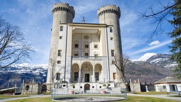 A castle with two towers, a central entrance, and a surrounding fence. - Studio 'Con Idromassaggio' with Mountain View, Balcony and Wi-Fi (Aymavilles)