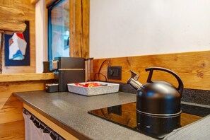 Een koelkast, een kookplaat, een koffiezetapparaat/waterkoker